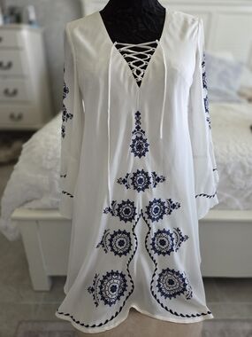 White Long-Sleeve Embroidered Lace-Up Dress
